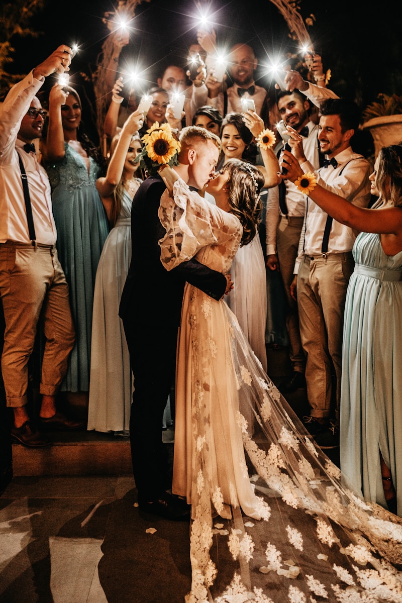 Novios besandose en su boda